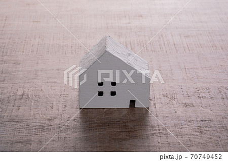 住宅　家　住まい　一軒家 70749452
