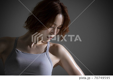 女性　　アスリート　スポーツ 70749595