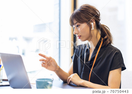 オンライン会議でジェスチャーを踏まえて説明しているビジネスパーソン  70750443