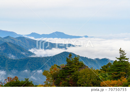 栗駒山の紅葉と雲海 70750755