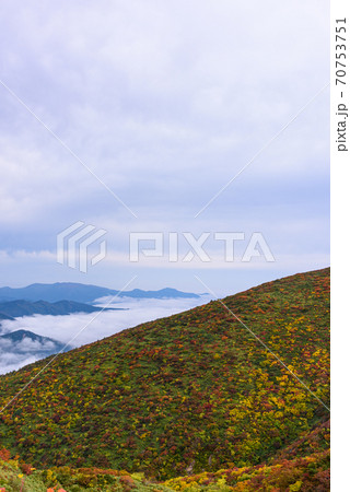 栗駒山の紅葉と雲海 70753751