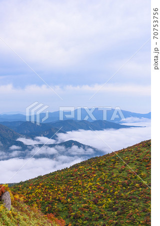 栗駒山の紅葉と雲海 栗駒山の紅葉と雲海 70753756