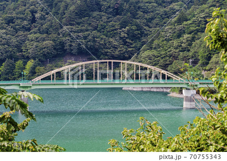 奥多摩周遊道路から望む奥多摩湖に架かる深山橋 奥多摩周遊道路から望む奥多摩湖に架かる深山橋 70755343
