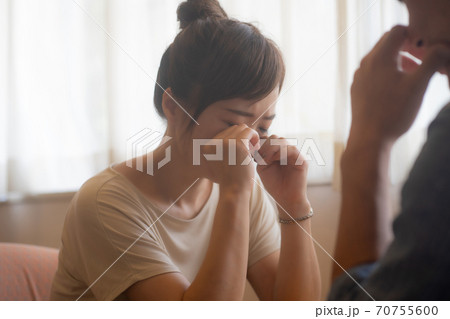 泣く女性 70755600