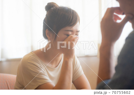 泣く女性 70755602