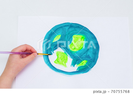 Little girl is drawing earth. Little girl is drawing earth. 70755768