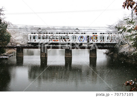 雪の中を走るたま電車 和歌山電鉄貴志川線 雪の中を走るたま電車 和歌山電鉄貴志川線 70757105