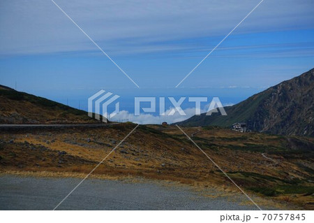 天狗平山荘を望む 天狗平山荘を望む 70757845