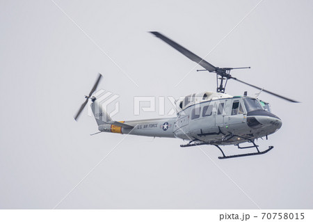 アメリカ軍ベルUH-1N ヘリコプター　横田基地上空 70758015