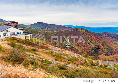 （栃木県）紅葉の茶臼岳・那須ロープウェイ山頂駅付近の景色 70759169