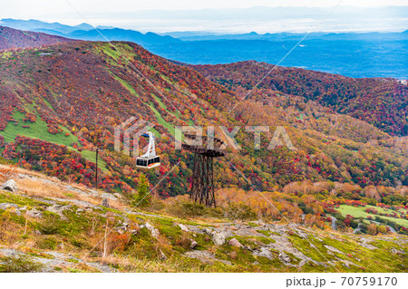 (栃木県)紅葉の那須岳(茶臼岳) 那須ロープウェイ山頂駅付近の景色 (栃木県)紅葉の那須岳(茶臼岳) 那須ロープウェイ山頂駅付近の景色 70759170
