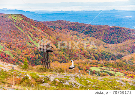 (栃木県)紅葉の那須岳(茶臼岳)・那須ロープウェイ山頂駅付近の景色 (栃木県)紅葉の那須岳(茶臼岳)・那須ロープウェイ山頂駅付近の景色 70759172