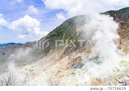 【神奈川県】春の爽やかな晴れ間の大涌谷（6月） 70759629