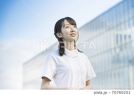 白衣の女性（看護師・歯科衛生士・サロン全般など医療イメージ） 70760201