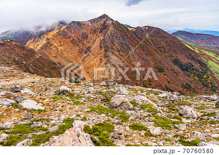 （栃木県）那須・茶臼岳から望む、朝日岳稜線の紅葉 70760580