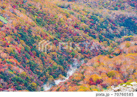 （栃木県）那須・茶臼岳から望む、朝日岳稜線の紅葉 70760585