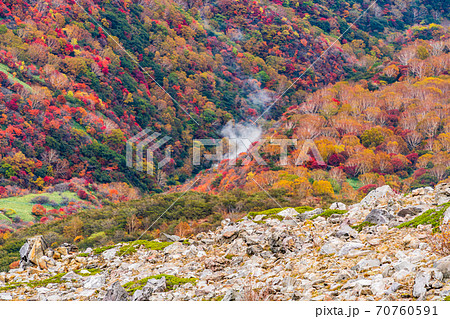 (栃木県)那須・茶臼岳から望む、朝日岳稜線の紅葉 (栃木県)那須・茶臼岳から望む、朝日岳稜線の紅葉 70760591