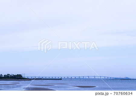 秋雲の下 袖ヶ浦海浜公園海岸からのアクアライン遠景と秋の空の写真素材