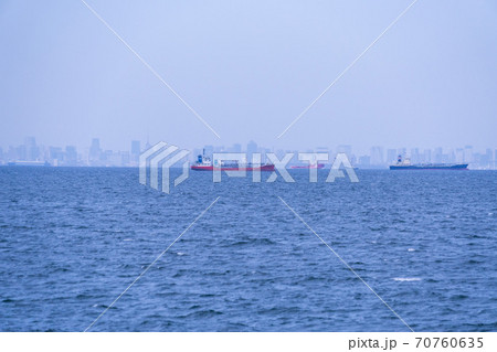 秋雲の下 袖ヶ浦海浜公園海岸からの見える東京湾を通過する大型タンカーの写真素材