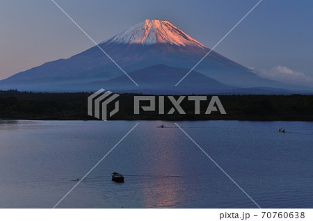 夕刻の精進湖からの富士山 夕刻の精進湖からの富士山 70760638