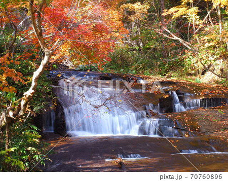 恵庭渓谷 秋のラルマナイの滝 紅葉風景 恵庭渓谷 秋のラルマナイの滝 紅葉風景 70760896