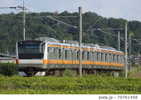 茶畑を行く八高線(中央線直通列車) 茶畑を行く八高線(中央線直通列車) 70761408