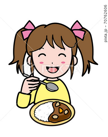 笑顔でカレーライスを食べる少女 70762606