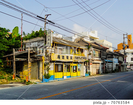 那覇の下町 再開発前の開南本通り付近の町並み（那覇の農連市場を含む開南地区） 70763584