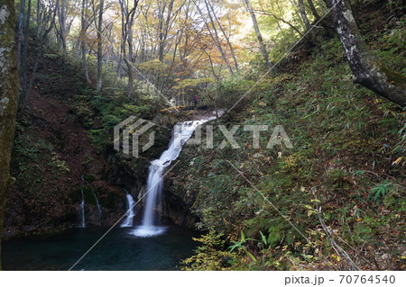 福島県 秋の安達太良高原、安達太良渓谷遊歩道、魚止滝の紅葉の風景 福島県 秋の安達太良高原、安達太良渓谷遊歩道、魚止滝の紅葉の風景 70764540