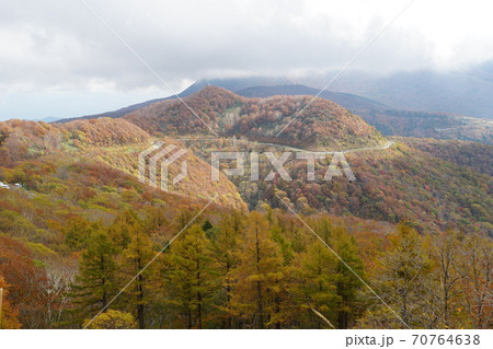 福島県　秋の磐梯吾妻スカイライン湖見峠付近から見える紅葉の風景 70764638