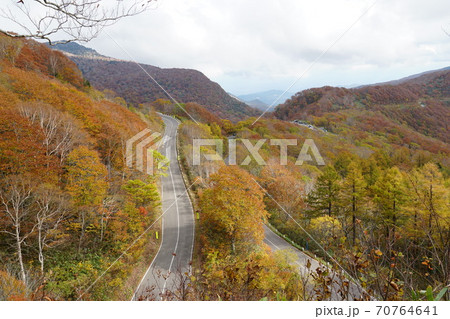 福島県　秋の磐梯吾妻スカイライン湖見峠付近から見える紅葉の風景 70764641