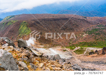 （栃木県）那須・茶臼岳　山頂から姥ヶ平をのぞき込む 70764747