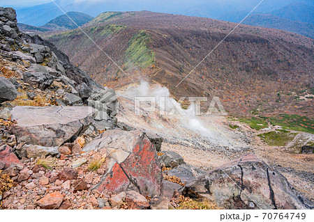 (栃木県)那須・茶臼岳 山頂から姥ヶ平をのぞき込む (栃木県)那須・茶臼岳 山頂から姥ヶ平をのぞき込む 70764749