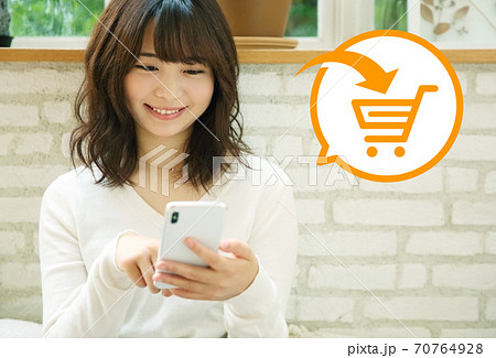 スマホのネットショッピングを利用する若い女性イメージ スマホのネットショッピングを利用する若い女性イメージ 70764928
