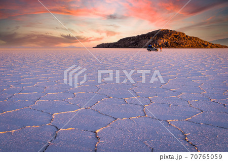Sunrise with jeep at Salar de Uyuni, Bolivia Sunrise with jeep at Salar de Uyuni, Bolivia 70765059