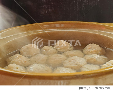 冬に家族団欒で食べる土鍋で作る温かい肉団子鍋 冬に家族団欒で食べる土鍋で作る温かい肉団子鍋 70765796