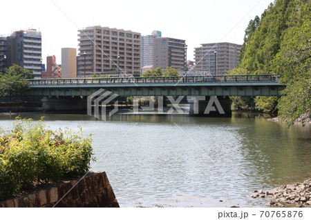 大川に架かる源八橋 70765876