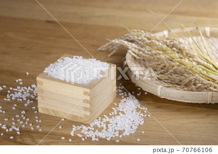 一合枡の白米と稲穂 70766106