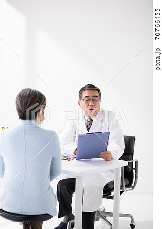 医療イメージ　医師と患者 70766455