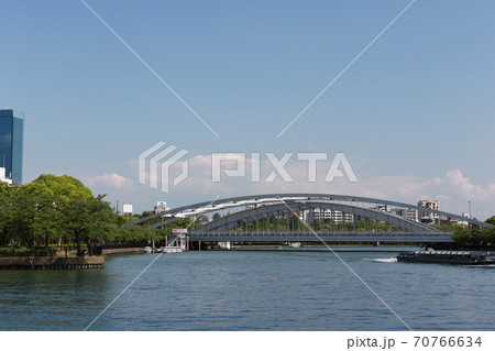 大阪市の大川に架けられた桜宮橋 70766634