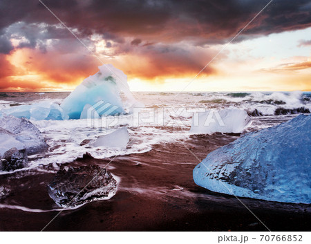 Iceland, Jokulsarlon lagoon, Beautiful cold landscape picture of icelandic glacier lagoon bay 70766852