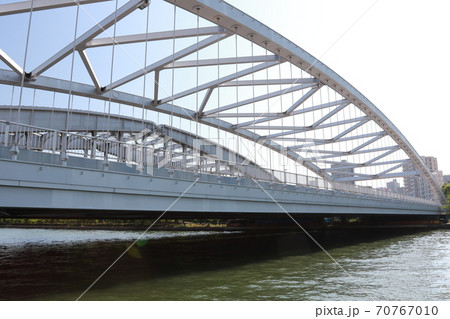 大阪市の大川に架けられた桜宮橋 70767010