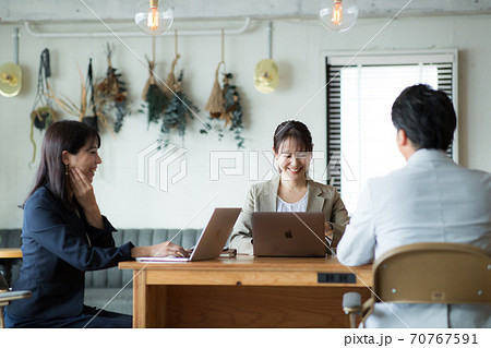 打合せをするビジネスシーン 70767591