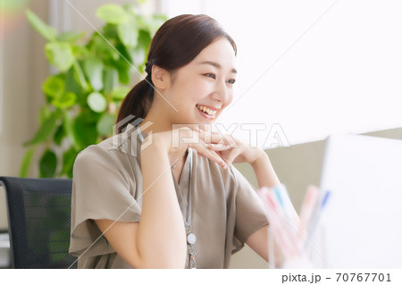 オフィスでパソコンを操作するビジネスウーマン 70767701