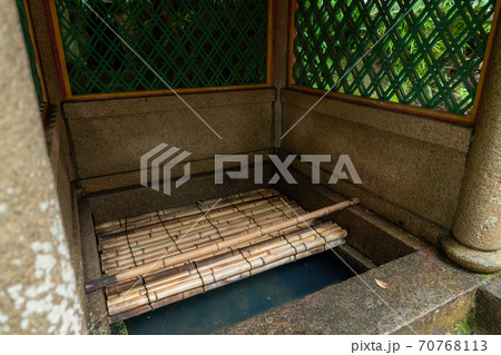 京都府八幡市の石清水八幡宮の摂社で天御中主神をお祀りする『石清水社』を撮影したもの 70768113