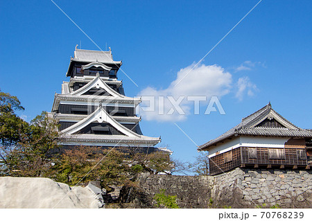 熊本地震で被害を受けた熊本城 復興中の天守閣 の写真素材 熊本地震で被害を受けた熊本城 復興中の天守閣 の写真素材