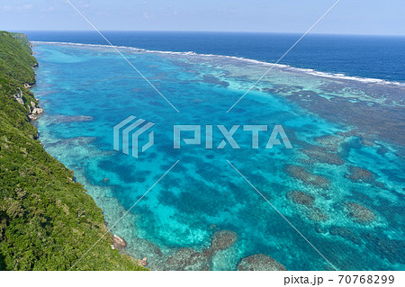 宮古島の伊良部島にある三角点からのエメラルドブルー 70768299