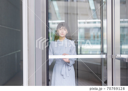 回転扉の女性 70769128