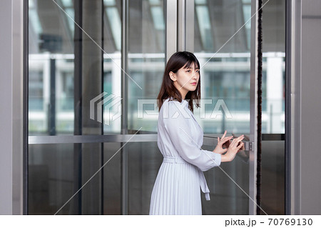 回転扉の女性 回転扉の女性 70769130