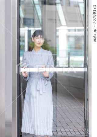回転扉の女性 70769131
